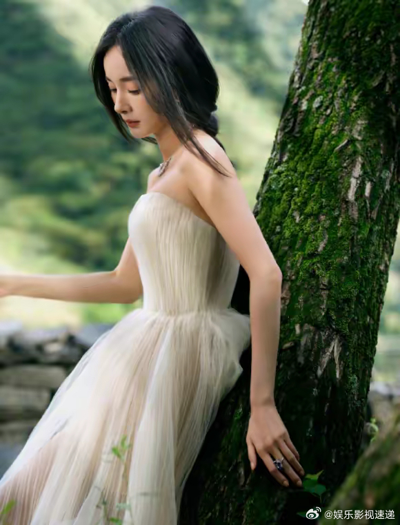 我敢打包票，现在的内娱，杨幂就是独一无二的断层女王！别跟我扯什么39岁的年龄焦虑
