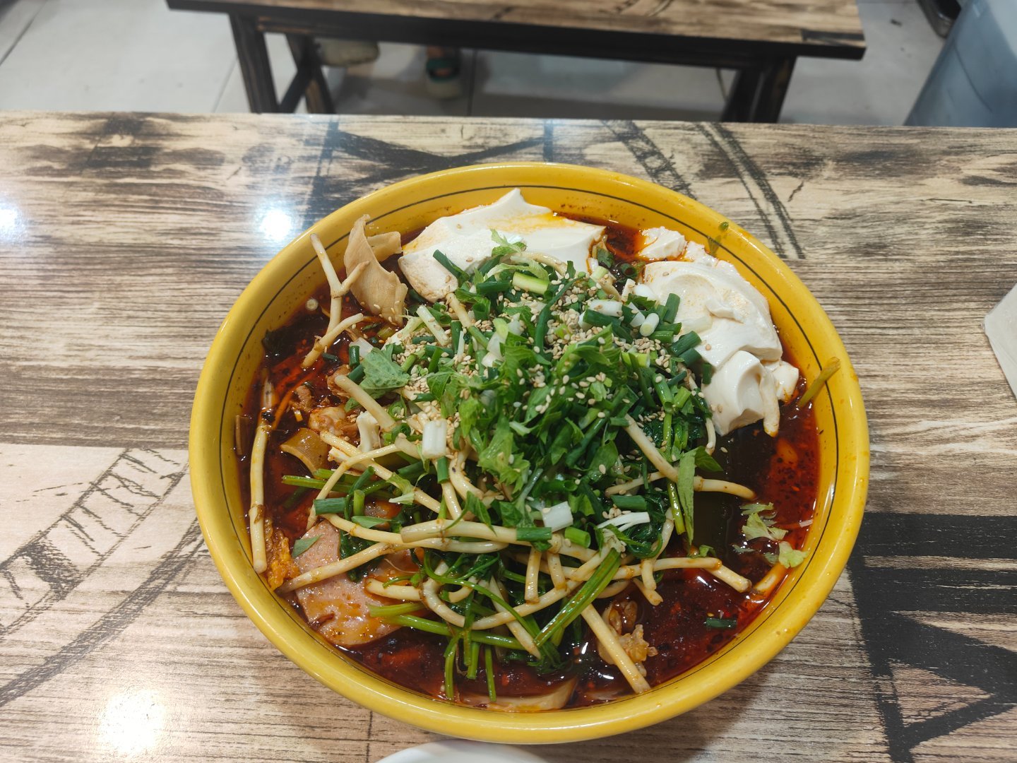 好吃是好吃就是容易不小心夹菜夹多了 