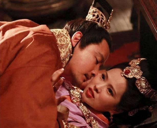 今天，让我们用幽默风趣又大气磅礴的笔触，带你穿越到三国乱世，揭秘那位“乱世枭雄”