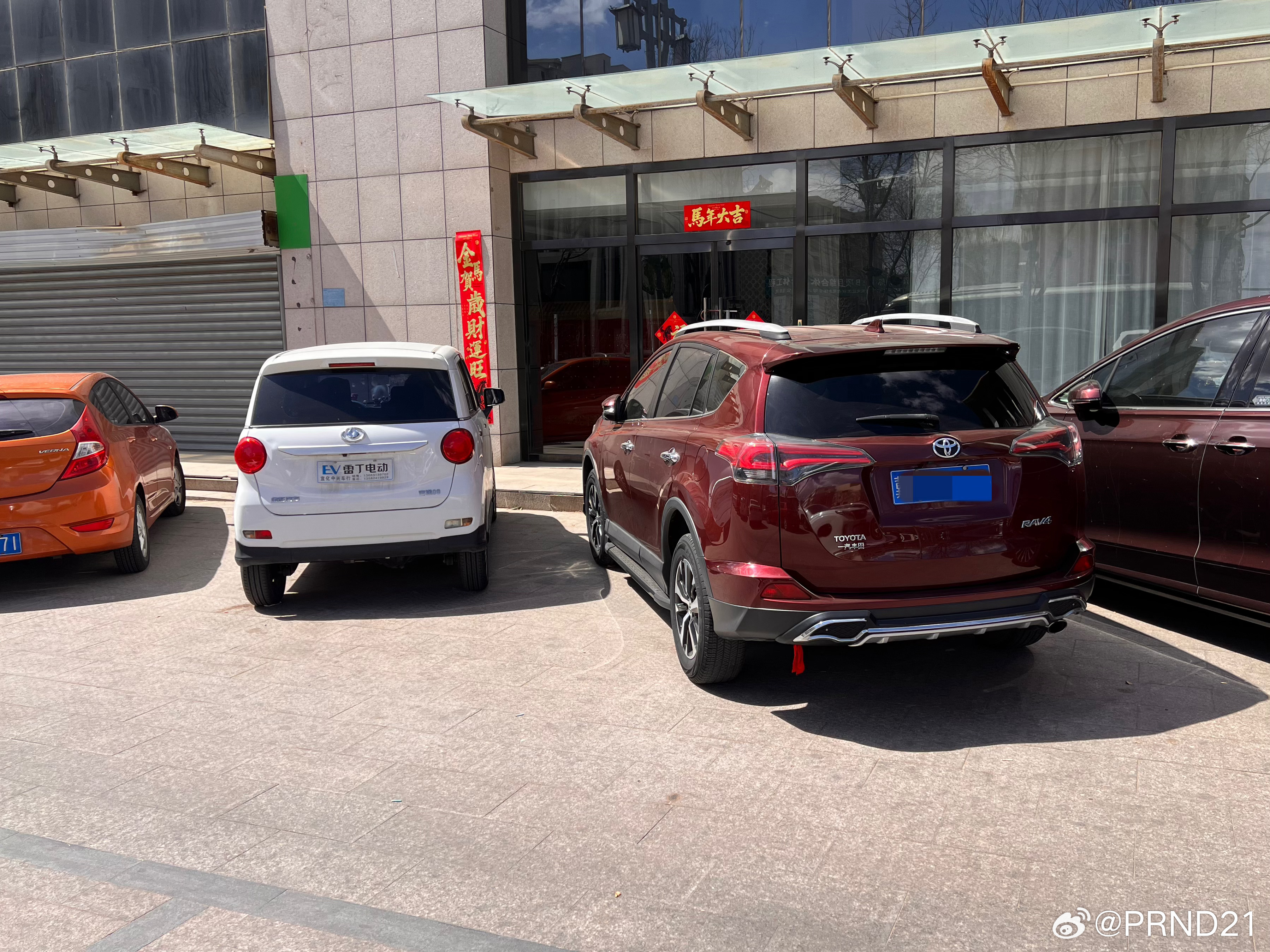 比较形象地体现出了日本kei car小的程度（这老头乐的外壳和凌宝那个车应该是同