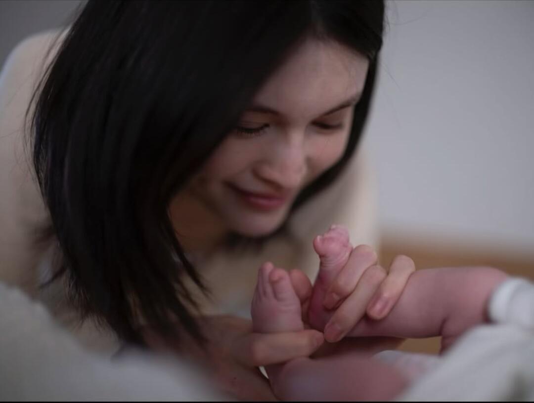 陈伟霆何穗挽手外出恩爱的两人…这组亲子照！好绝！ 