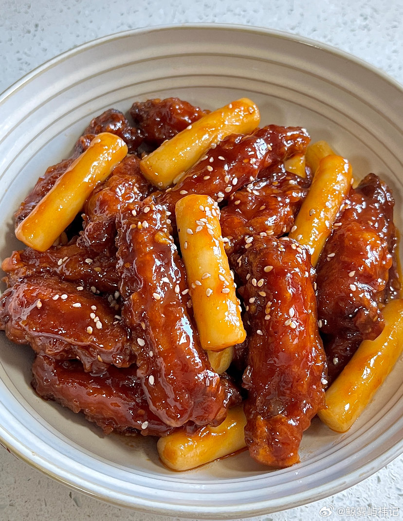 糖醋脆皮鸡翅食材主料：鸡翅、韩式年糕辅料：鸡蛋、大蒜、白芝麻、面粉调味：生抽、蚝