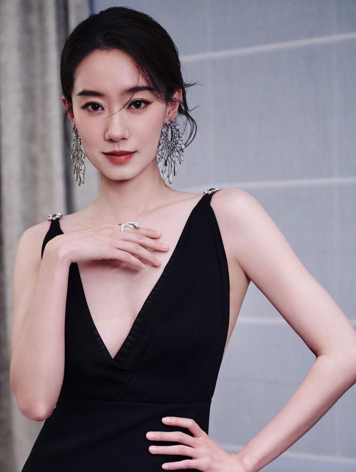 内娱终于出现了一个可怕的演员，
那就是张小斐，
不是因为她长得有多好看，而是她的