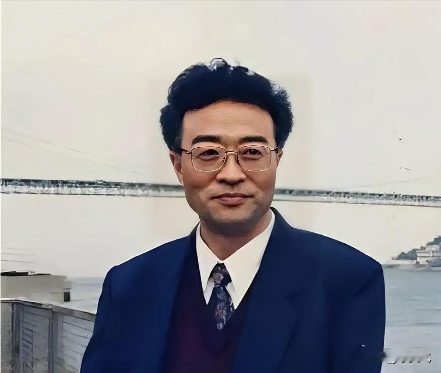 他名叫刘铁骑，是大贪官刘青山的儿子，1952年，刘青山因贪污155亿被枪毙，当时