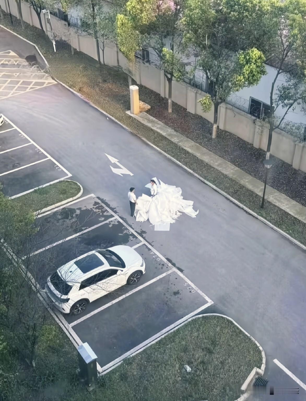 第一眼以为是浪漫的求婚现场，放大才看清楚是保洁和保安在商量处理垃圾啊！