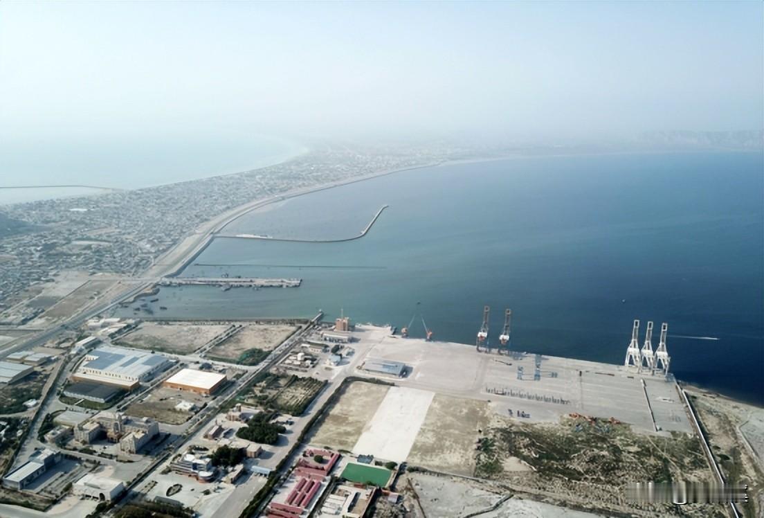 美军居然敢在国际公海上，直接开炮轰伊朗的商船，而伊朗那边的回应，那叫一个硬气，还