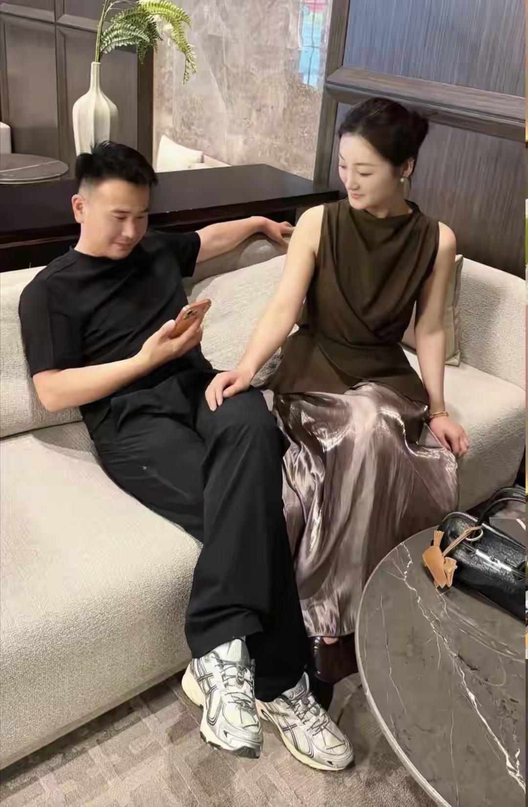 陈亚男现在是彻底放开了。陈亚男自从和现任订婚以后，她开始大大方方的在网上秀恩爱，