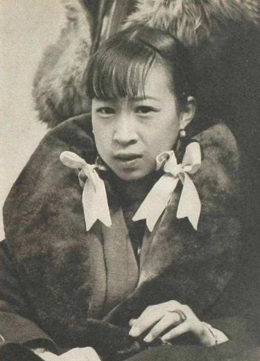 1945年，杨森最漂亮的九姨太蔡文娜正要上床睡觉，突然发现20军军长夏炯出现了自