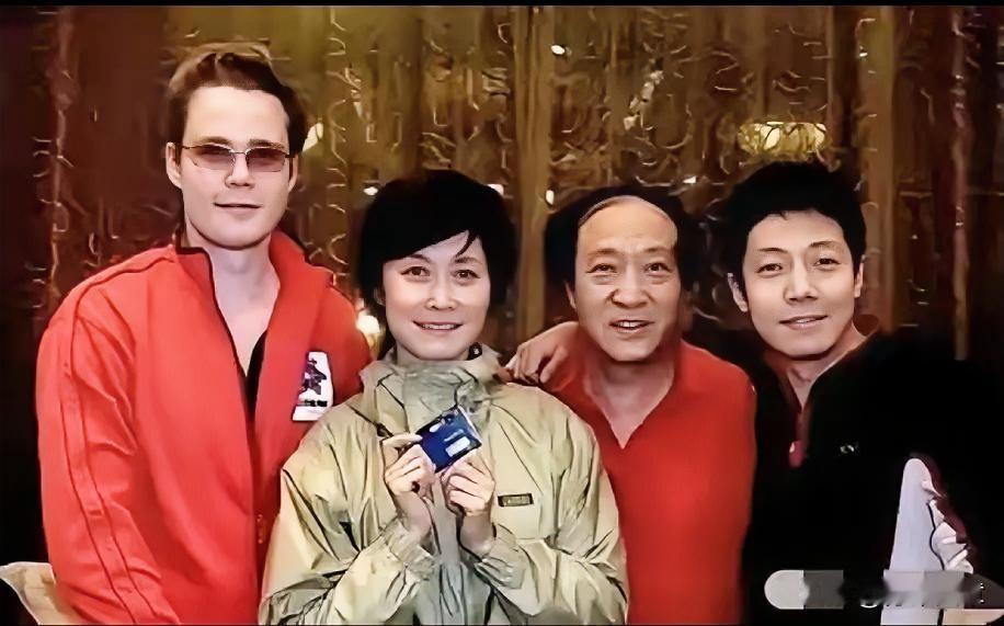 刚才有朋友问敬一丹告别仪式上，央视主持人几乎都来了，为啥没见到撒贝宁呢。
这个问