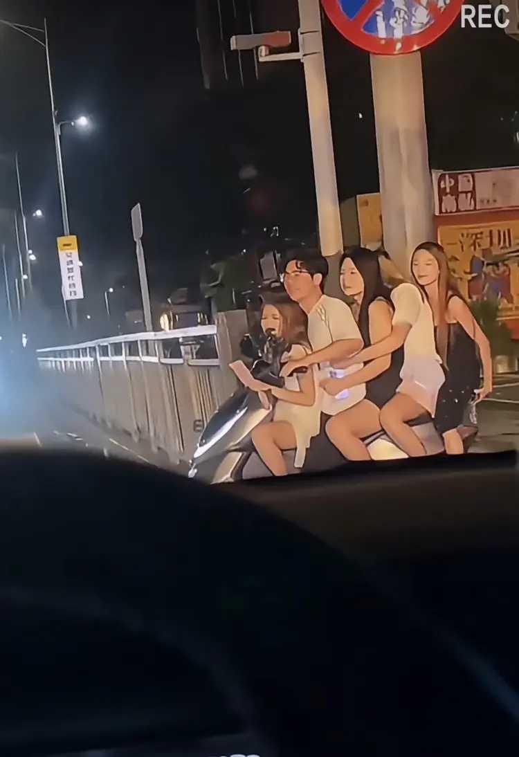 还是黄毛有手段。
一部电动车，就把四个妹纸打包带走。
单身狗望着黄毛，恨得咬牙切