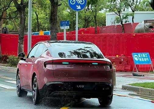 近期网上爆出MONA L03完整实拍图，整车前脸、侧身、车尾细节一览无余，整体造
