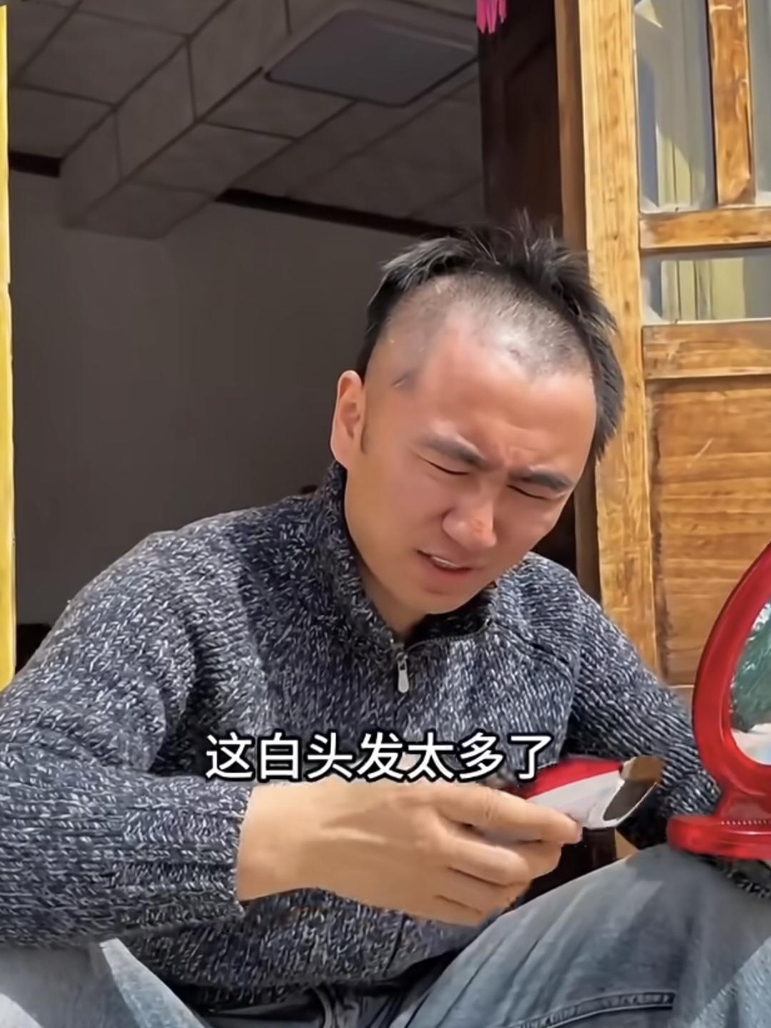 穆萨把头发剃光了，
要“从头再来”！
作为拥有700万+粉丝的网红穆萨，
从一名