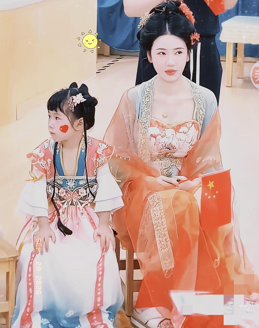 幼儿园通知家长盛装参加活动，一位妈妈当真穿上礼服精心打扮到场，到了现场才发现，其