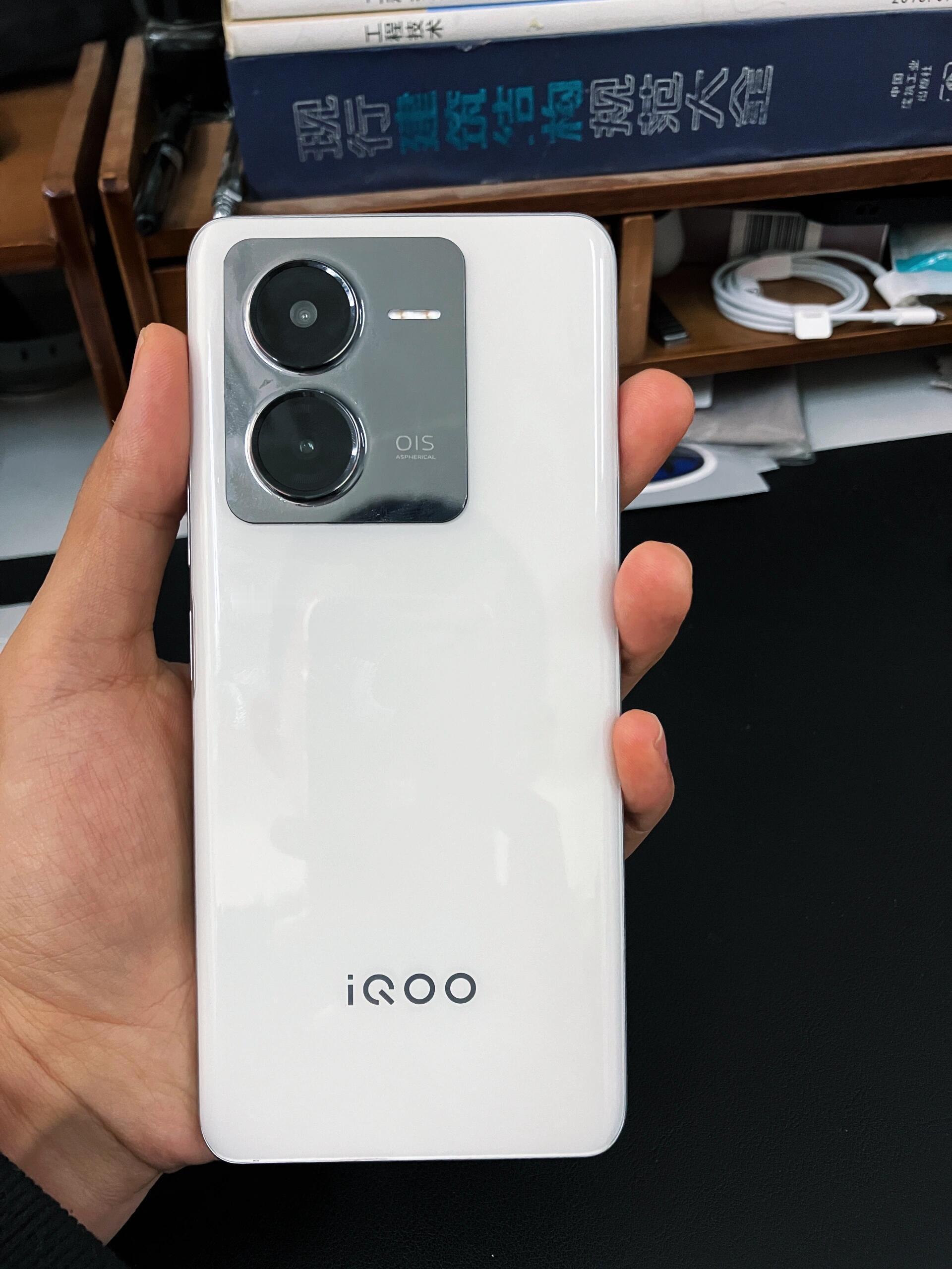 LCD第一梯队是iQOO z8，第二梯队是红米，iPhone，其余的第三梯队。 