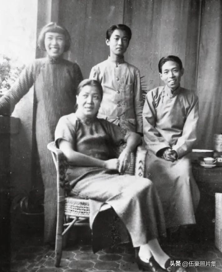 1938年茅盾与家人在香港。左起女儿沈霞、夫人孔德沚、儿子沈霜、茅盾。这一时期，