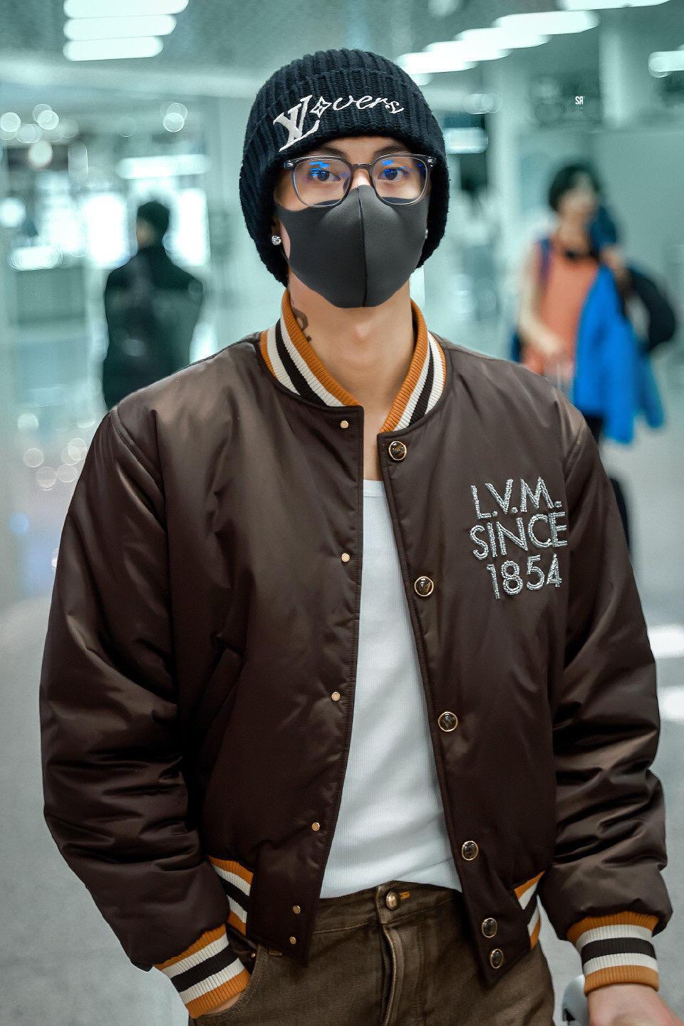 王鹤棣巴黎时装周出发路透