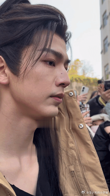 原相机下的张凌赫也能看出来是快要奔三的人了，当然帅一定还是帅的，但是他一脸的疲惫