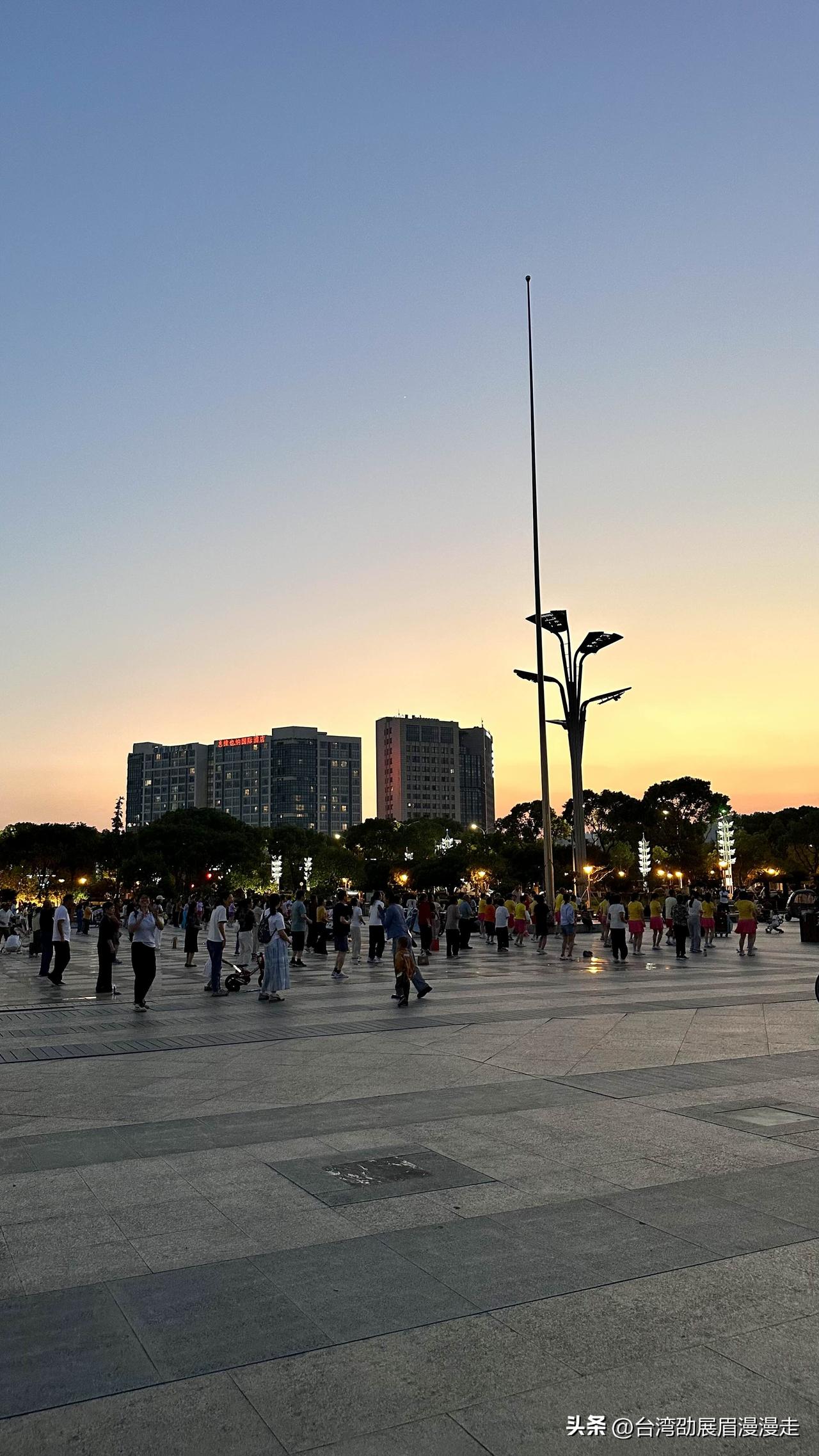 台北人在苏州，高考今天才刚结束，附近公园晚上果然「准时开吵」，各广场舞、国标舞、