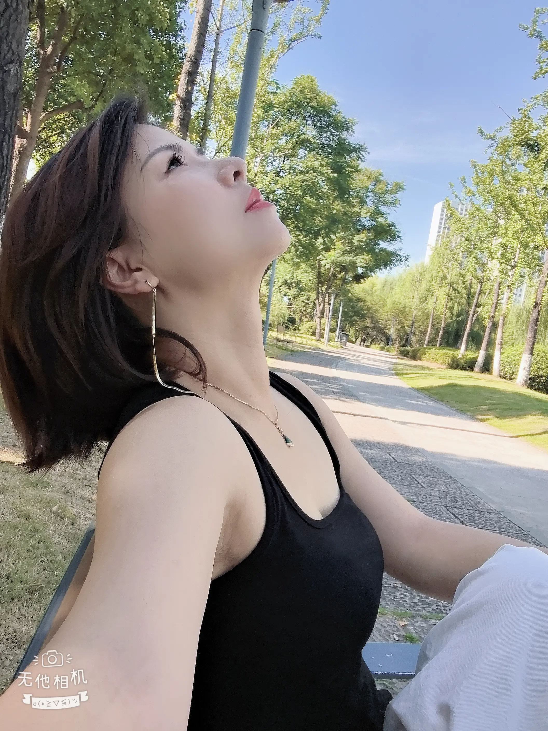 突然有那么一刻  只想逃离现在的生活  却发现有太多的身不由己 太多的...