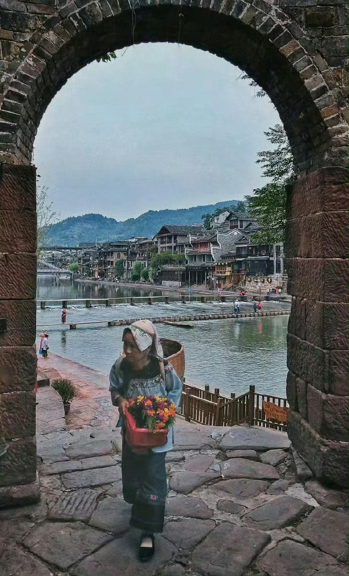柔美的沱江水，古色的吊脚楼，那暮霭、竹篁、船歌.....凤凰古城的美此生难忘。 