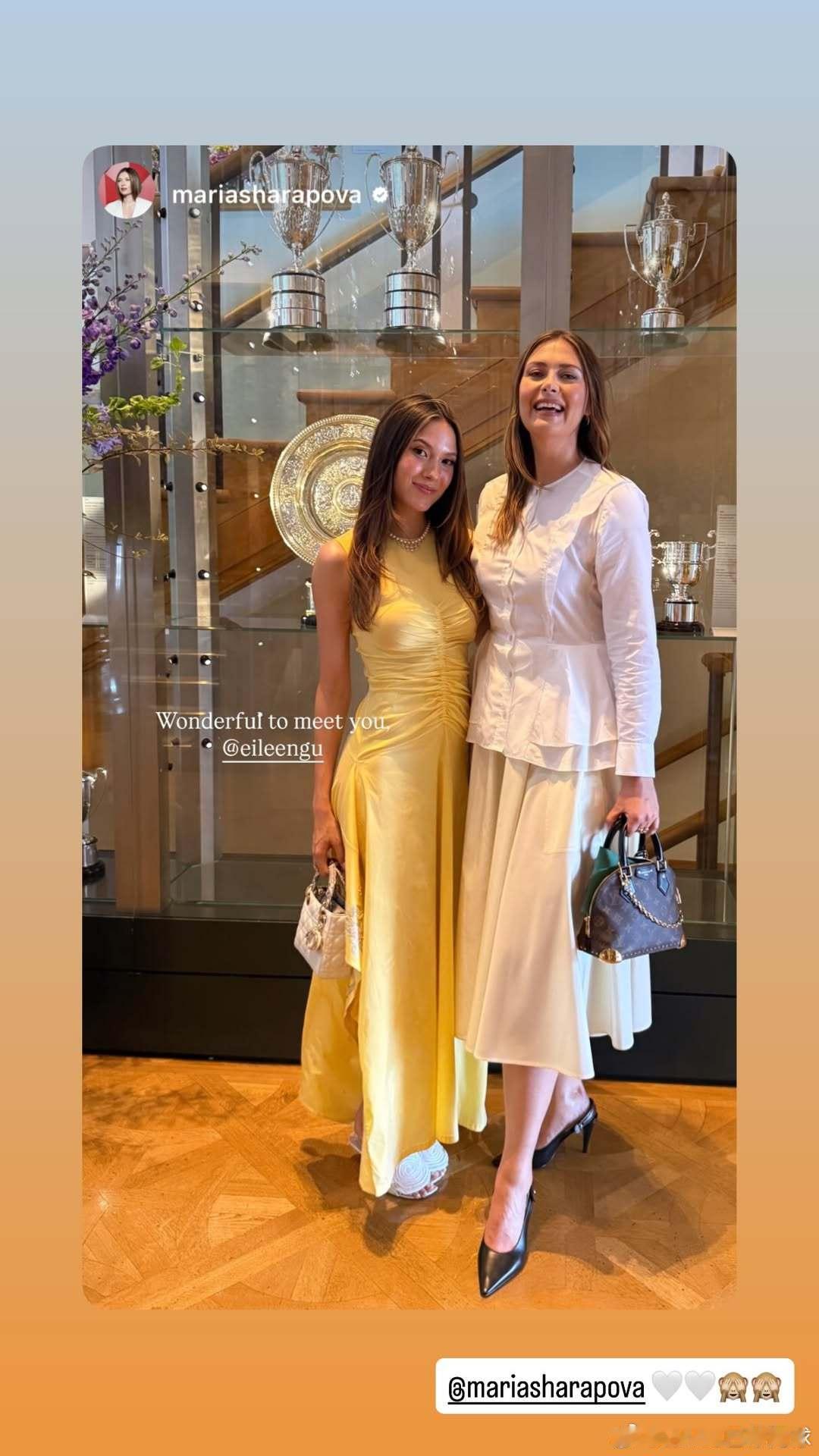 谷爱凌观战温布尔顿 和莎拉波娃合影莎娃是为数不多能比谷爱凌高的美女，很养眼的两位
