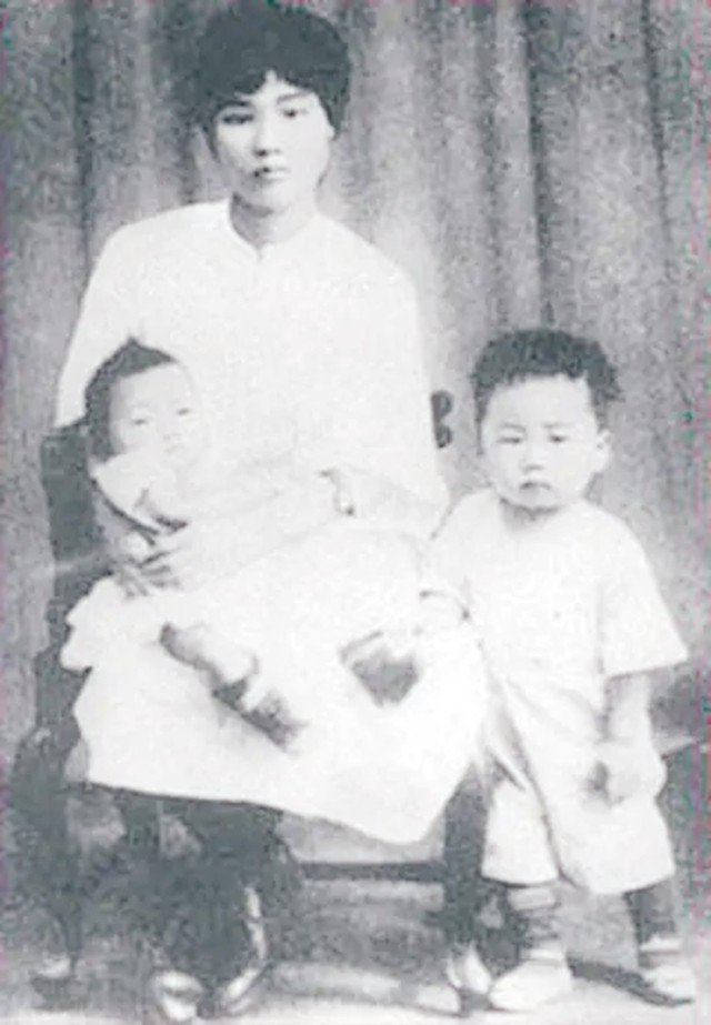 #历史上的今日# 1923年１ １ 月 １ ３ 日 　 次 子 毛 岸 青 出 
