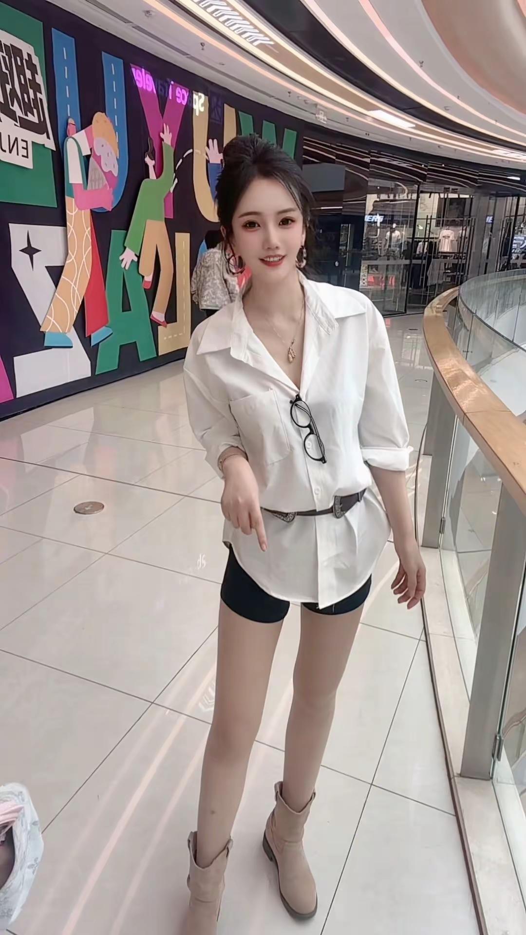我不知道该快乐还是悲伤 白色衬衫搭配短裤