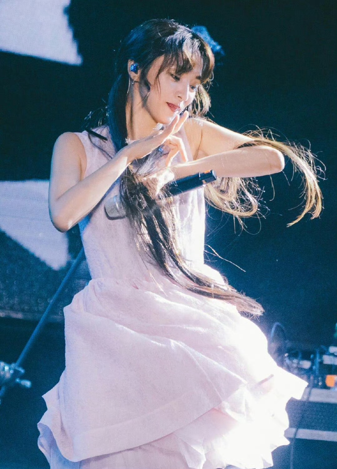 今天各种视频网站都有#满岛光# 跳舞片段了，真好看啊[悲伤] ​​​