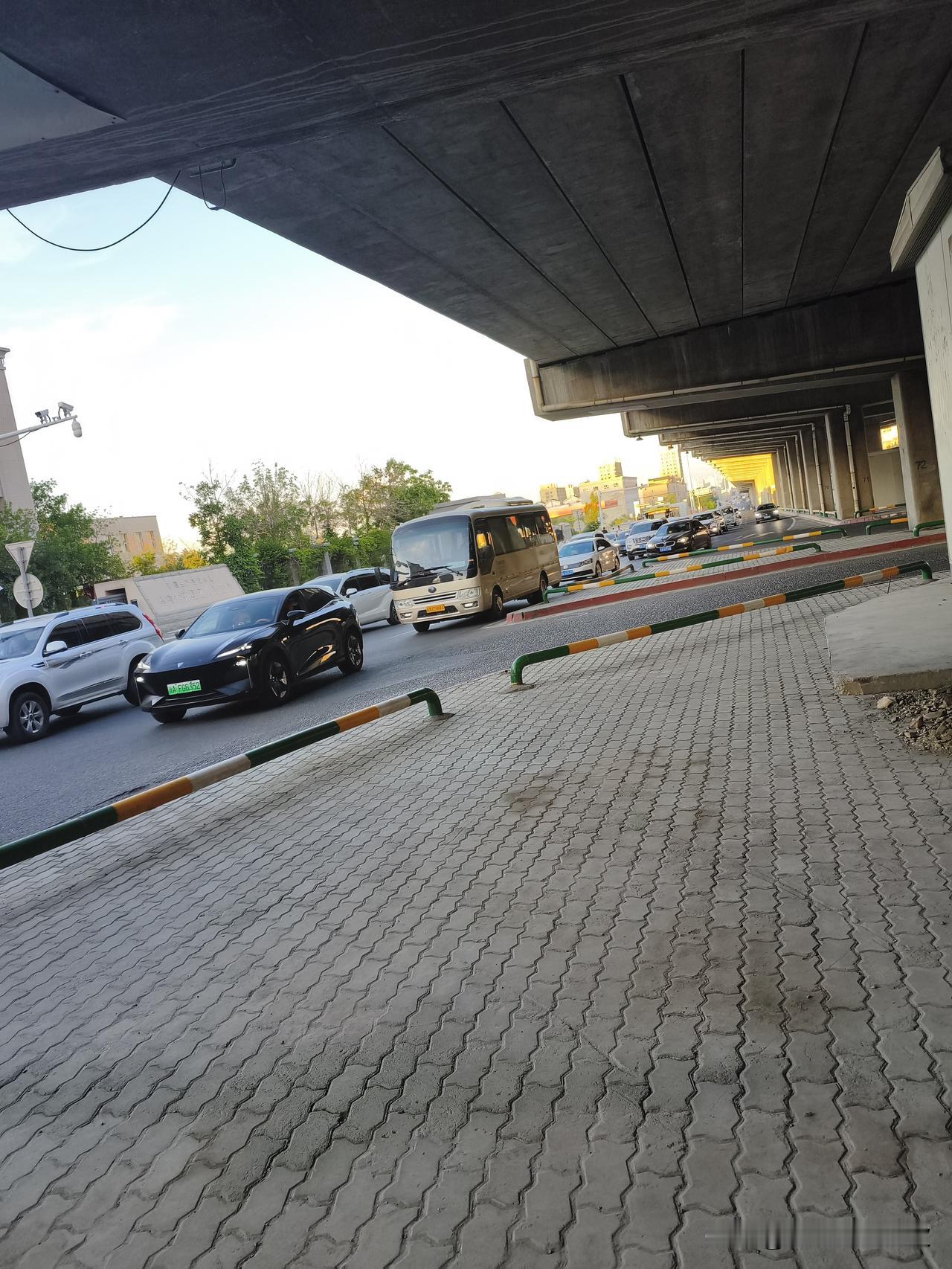 乌鲁木齐驾驶员的素质现在都这么高了吗？

昨天下午下班后，我又没忍住，约上朋友去
