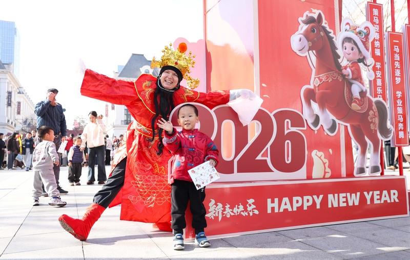 甲辰辞岁·骏马迎新
旧岁龙骧留胜迹，千重云影印长天
新年马跃启新程，万里风烟入壮