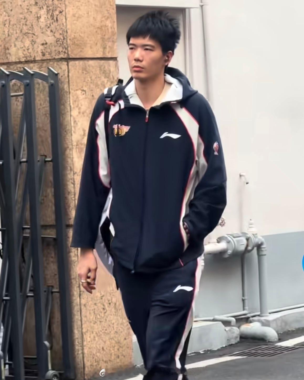 有网友在今天赛前拍到焦泊乔出发球馆感觉他压力很大，这毕竟是现役国手，曾经来自山西