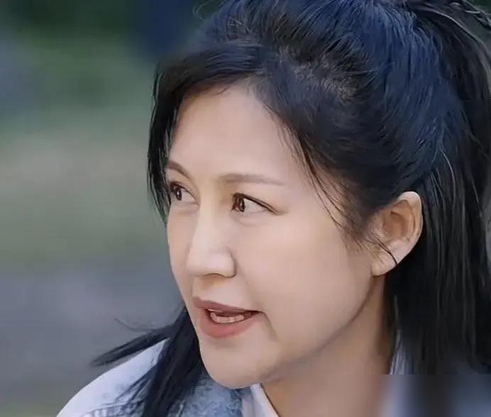 陆毅鲍蕾在节目里公开说，他们养的两个女儿现在回家就关门，问话只回一个字。

之前
