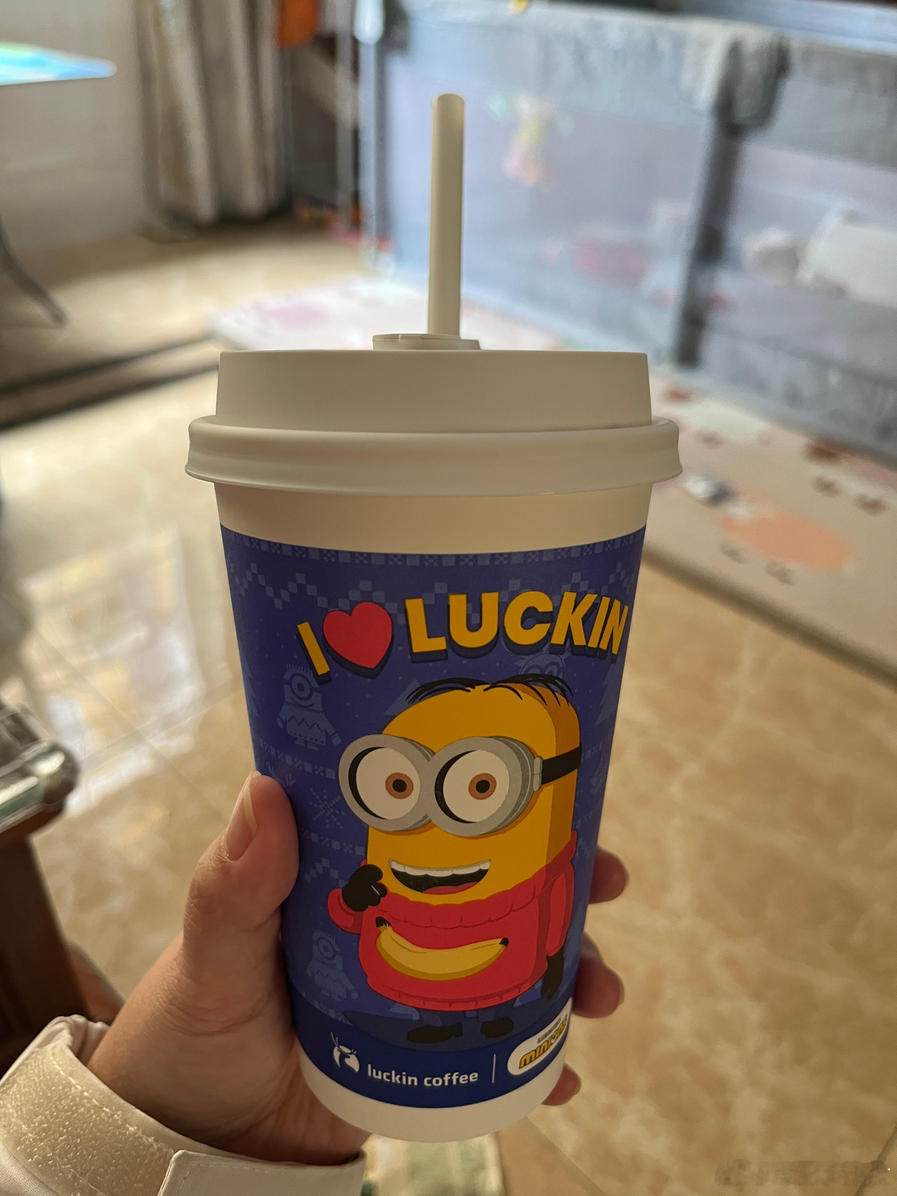 每天在微博努力🧱 今天够喝一杯暖暖的瑞幸！☕️ 