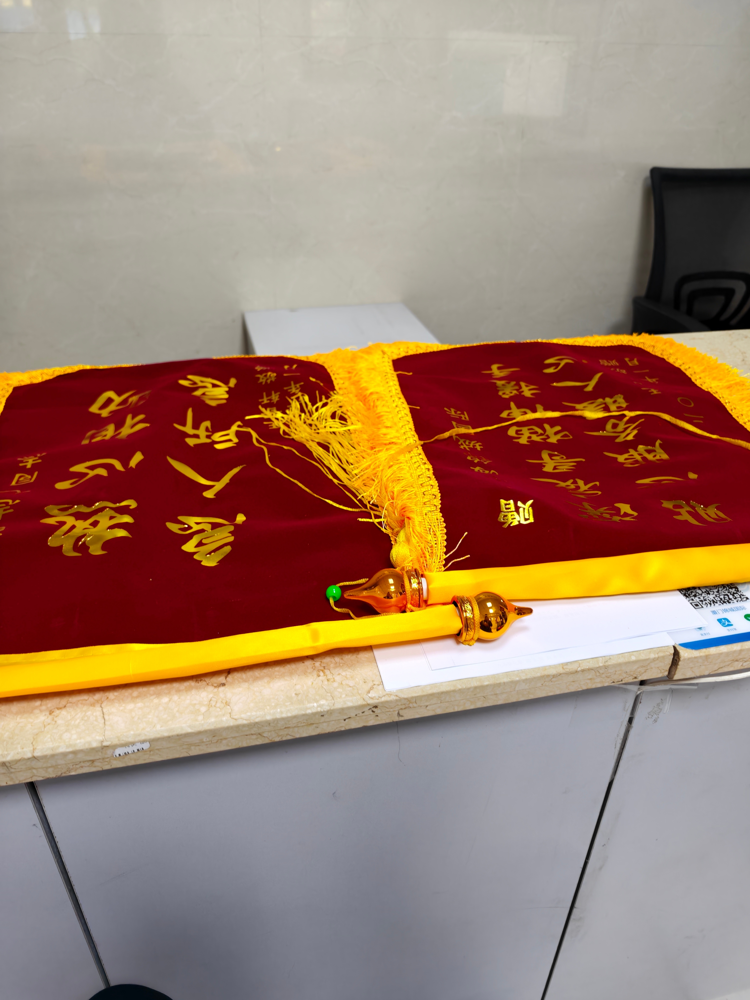 前几天物业帮忙找猫，派了一个小同志过来，这会我过来送锦旗