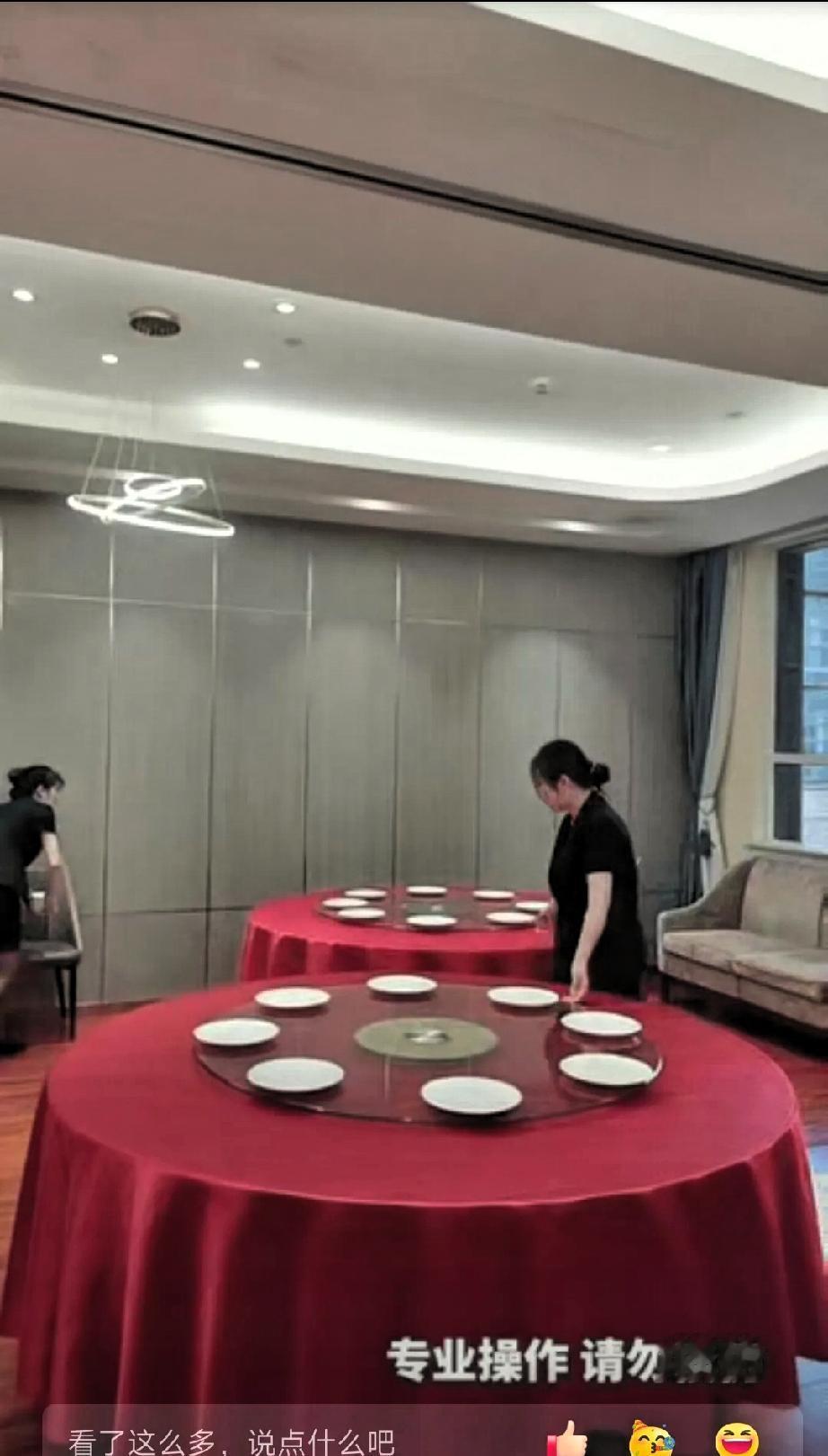 “火到人民日报了！”陕西西安，一饭店女员工利用空闲的时间既不刷手机，也不干活拖地