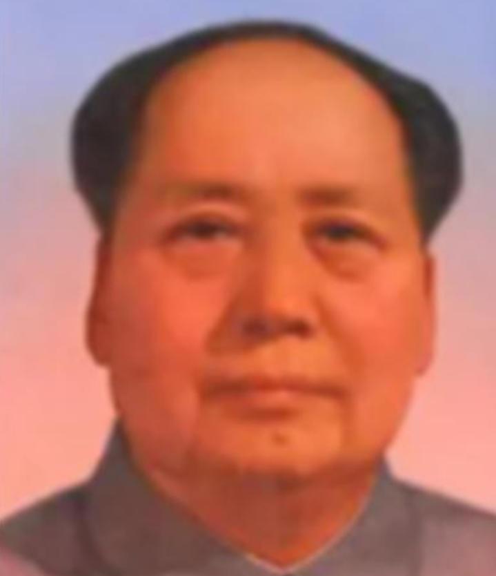 1950年，铁匠朱其升看到家家户户都挂上了毛主席头像，他越看这个人越眼熟，于是偷