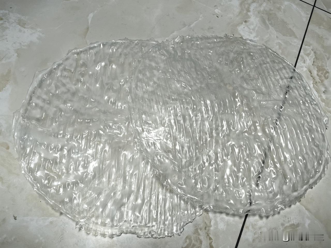 昨天战友给了几张圆形土豆粉皮，看起来是这么薄，这么透亮，也不知道怎么个吃法？
看