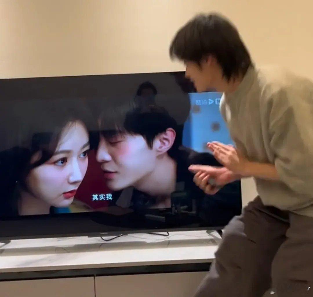 看这个，还有那个章若楠和一个男明星的那个电视剧，我两个都看了，蒋毅醉了，他装的，