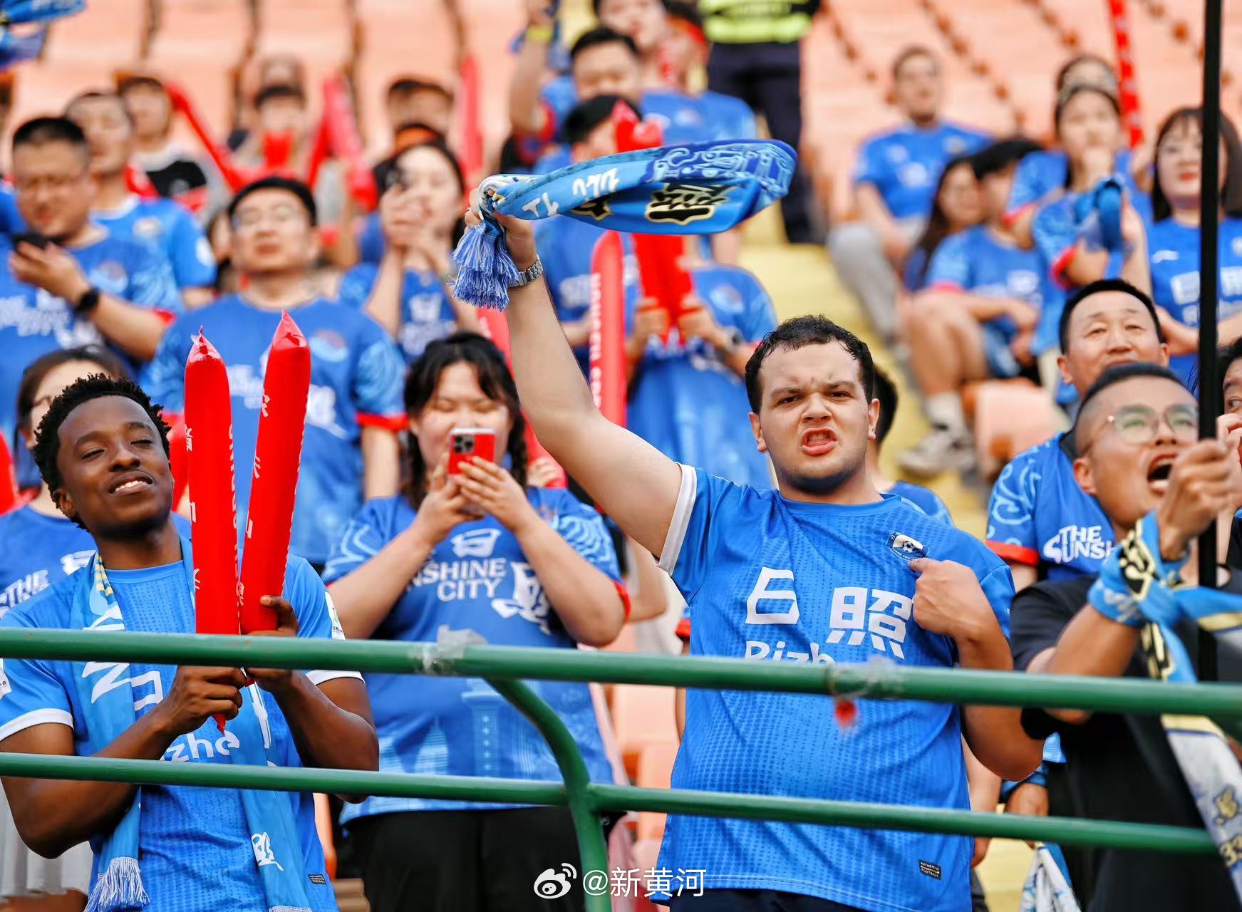 【#新西兰球迷梦想为日照队出战#】7月19日晚进行的一场2026年山东省齐鲁足球
