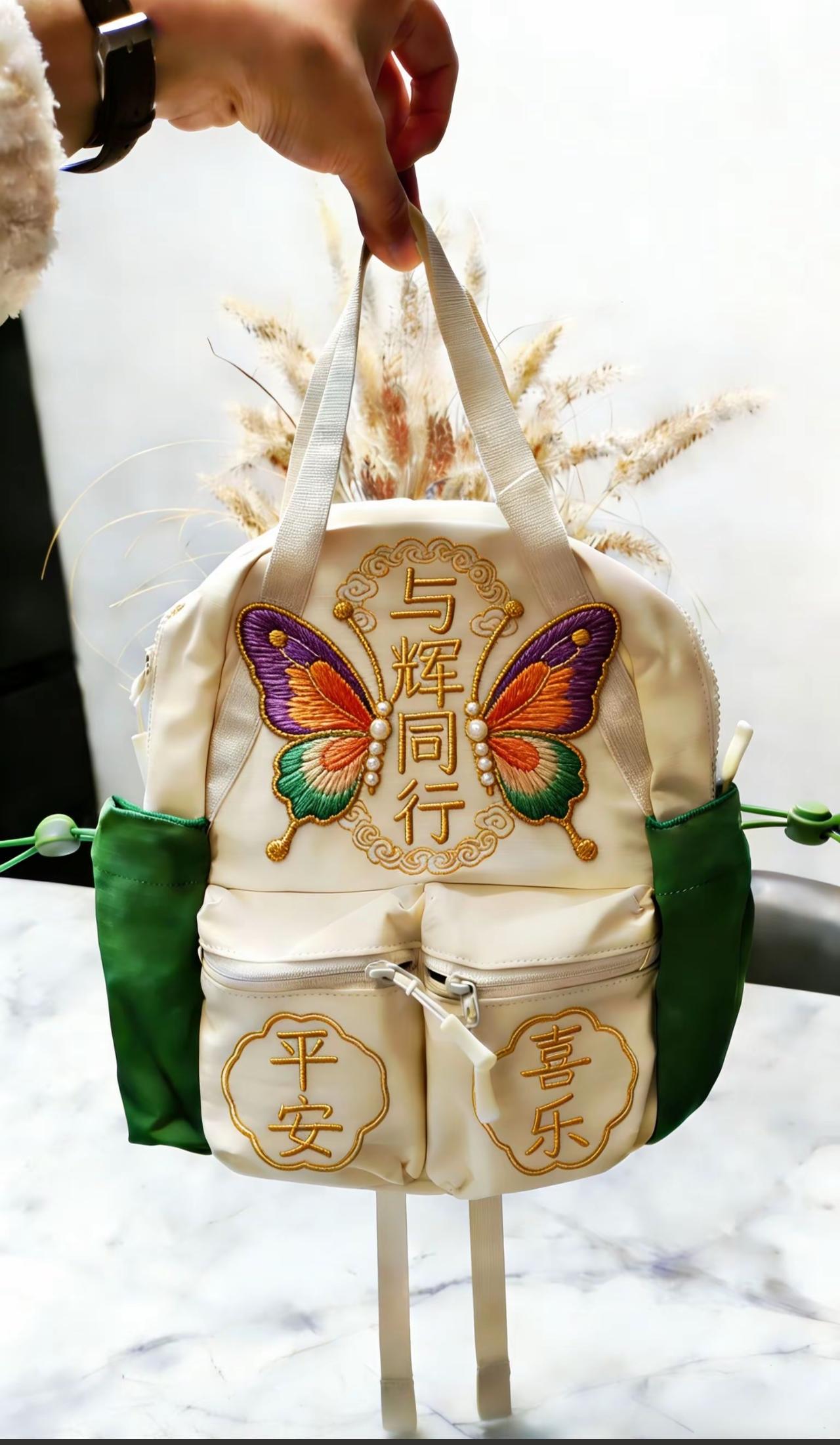 与辉同行的定制双肩包，
首发三万单被抢爆，
网上对这款包的评价是褒贬不一。
有人