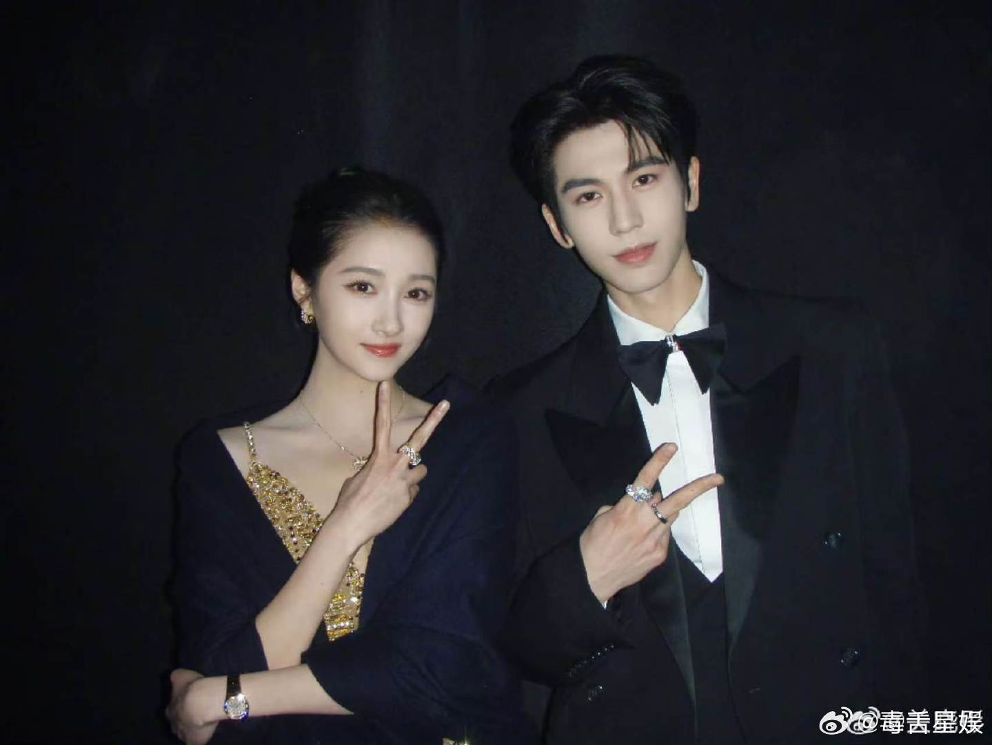 关晓彤晒和张凌赫合照关晓彤分享和张凌赫合照 好舒适啊 