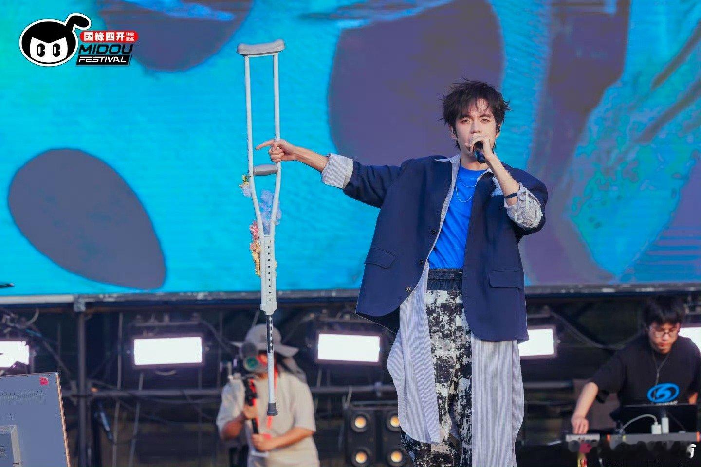 张颜齐坐轮椅跑音乐节 不得不服张颜齐！即便坐着轮椅，在音乐节舞台上依然火力全开，