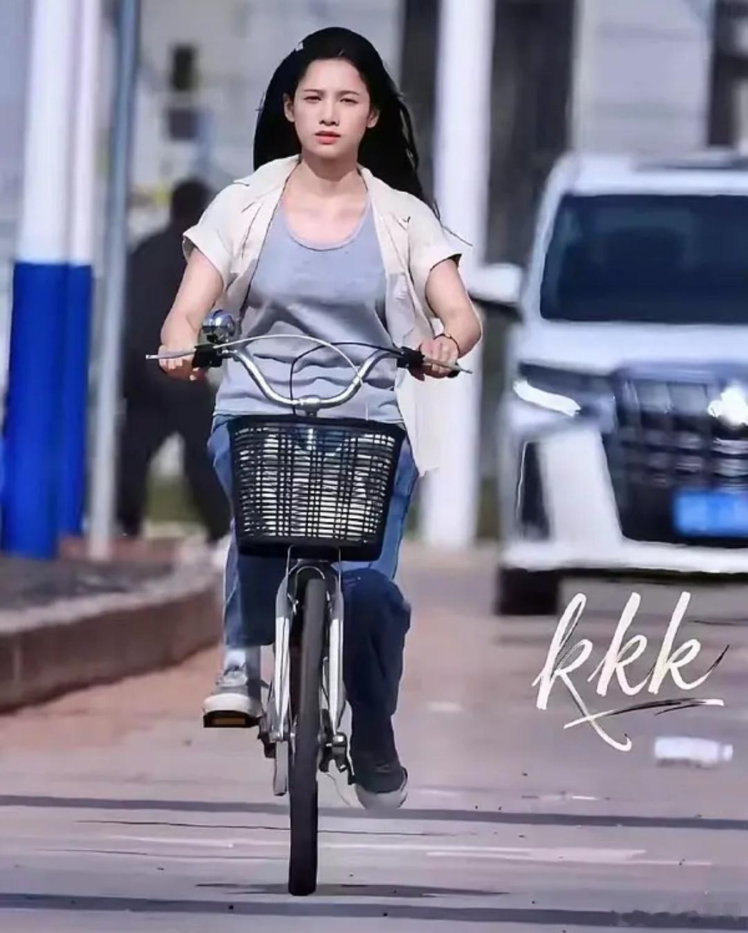 张婧仪这造型和身材好像刚从村里进城的 