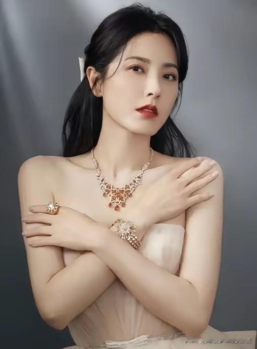 中年女演员里，曾黎的颜值算不算“天花板”？看她这状态真的绝！

五官精致大气，气