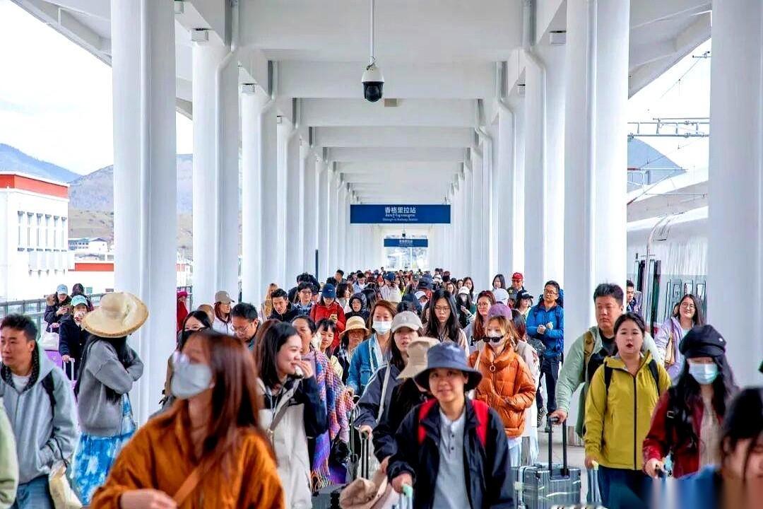 别再跟我抱怨去云南玩太折腾了。
就在今天，广州人居然能坐着动车，一头扎进大理的风