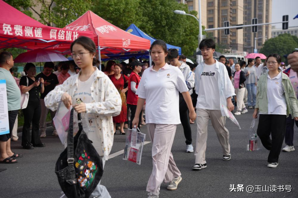 初三丶高三两个学年应该取消，初中高中缩并为四年。
两个学年，不学习任何新东西，完