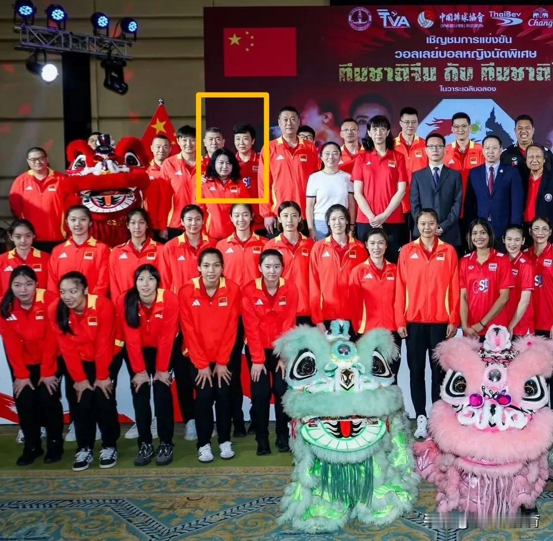 永远的中国女儿冯坤。中泰女排在曼谷举行庆祝建交50周年的友谊赛见面会相关活动，在