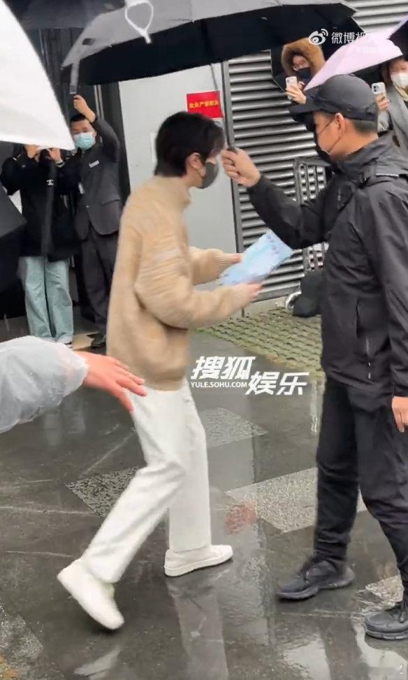 林一给粉丝发剧宣海报  林一好六上班给粉丝发剧宣海报 是谁的 DNA 又动了？是