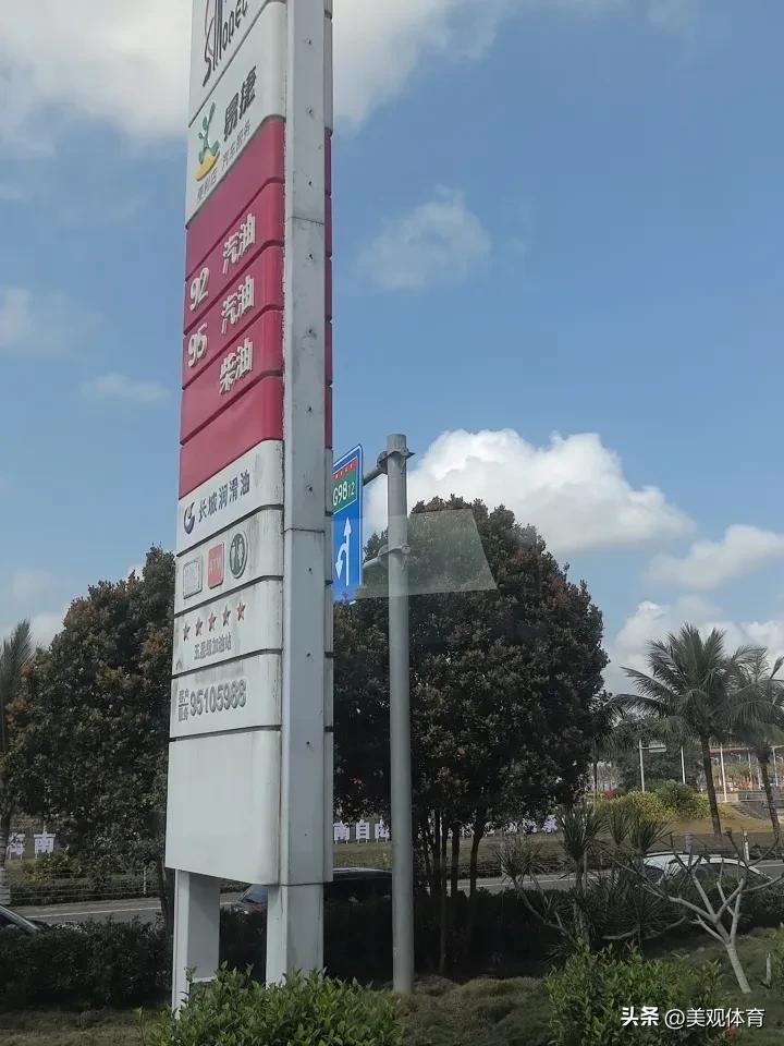 旅游客车在服务区交换游客后，进入附近的（琼海市境内）一处加油站。