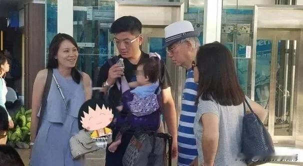第一次看到霍建华的哥哥，也很帅。霍建华爸爸一看就是山东人，虽然年纪大了，但气质还